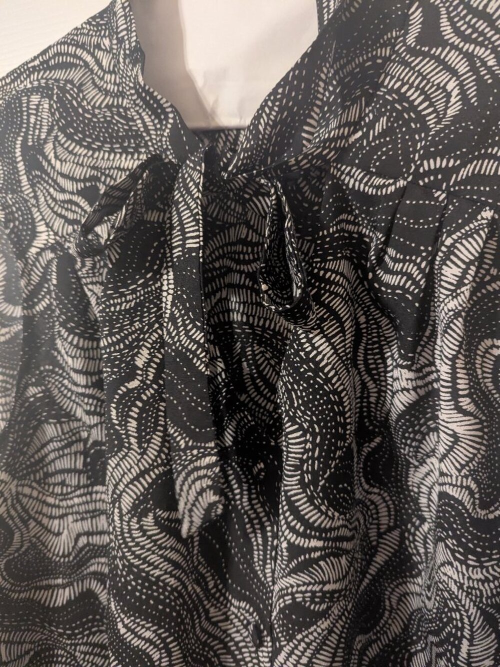 Women's sleeveless top, black and white, XXL $9.